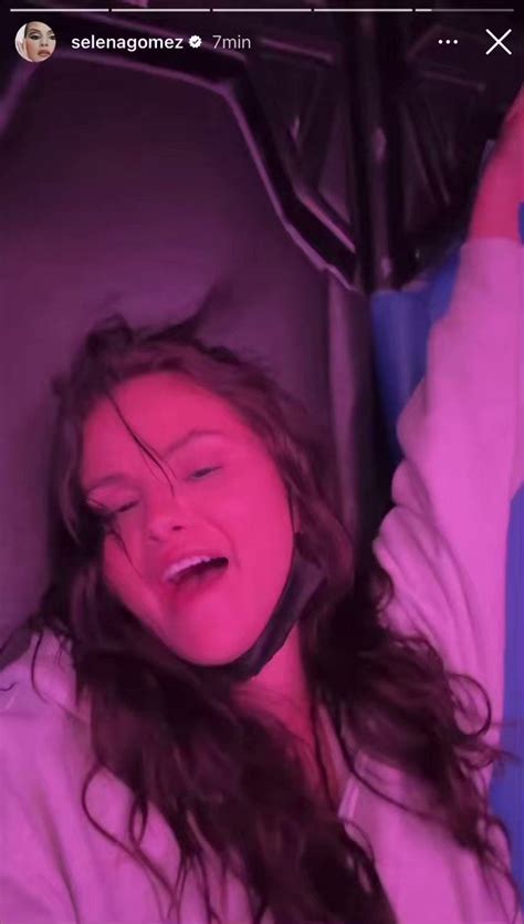 Tracklist On Twitter Selena Gomez Curtindo Ao Som De Hot N Cold De Katy Perry