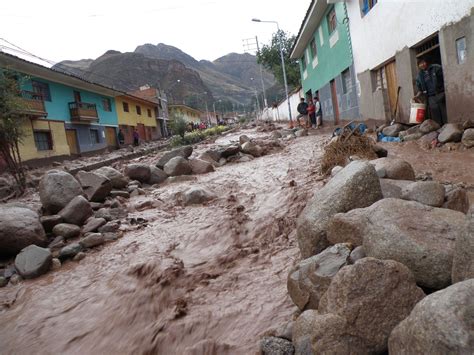 Torrencial lluvia provoca desborde de río Chicón y afecta viviendas en