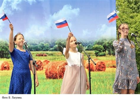 Белый, лазоревый, алый
