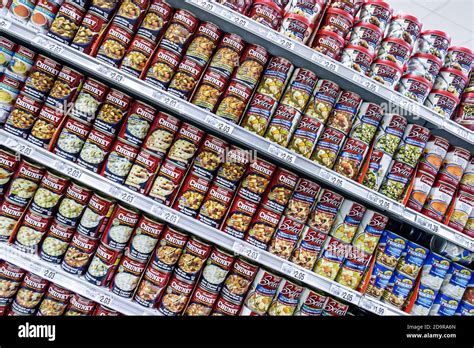 Shelves display sale soup cans campbells chunky hi-res stock ...