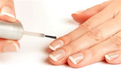 Comment faire tenir son vernis à ongles plus longtemps 10 astuces