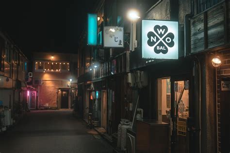 夜の終わりの路地裏と飲み屋の看板の無料の写真素材 Id88962｜フリー素材 ぱくたそ