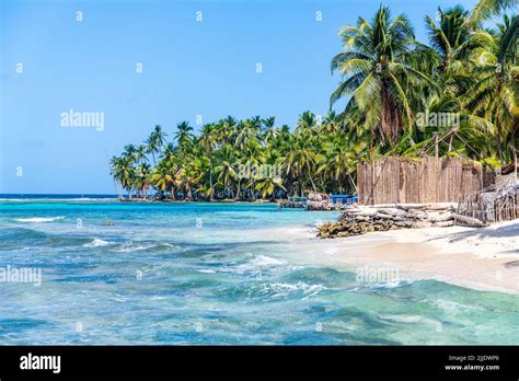 A beach in the San Blas Islands in Panama Stock Photo - Alamy