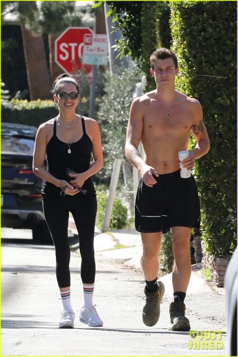 Photo Shawn Mendes Shirtless Hike With Jocelyne Miranda 06 Photo