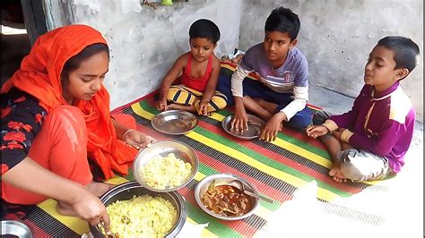 গ্রামীণ পরিবেশে মাটির চুলায় খিচুড়ি আর দেশি মুরগীর মাংস রান্না