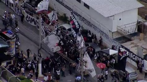 Torcida organizada do Corinthians protesta na sede da FPF contra preço