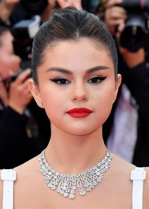 Selena Gomez Red Lipstick Cat Eye Cannes Makeup Selena Gomez Lips Selena Gomez Makeup