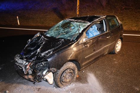 Uhingen Fahrer war betrunken Kleinwagen überschlägt sich auf der B10