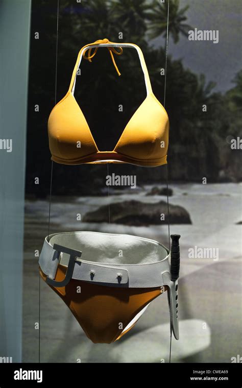 Halle Berry Bikini Hi Res Stock Photography And Images Alamy