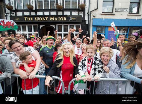 Welsh Football Fans High Resolution Stock Photography And Images Alamy