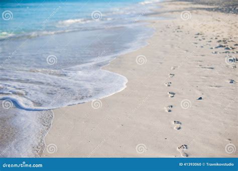 Empreintes De Pas Humaines Sur La Plage Blanche De Sable Photo Stock