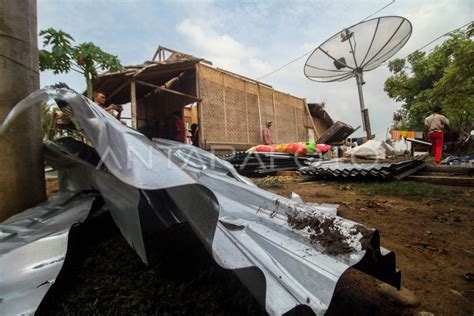 ATAP RUMAH RUSAK DITERJANG PUTING BELIUNG ANTARA Foto