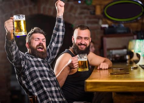 Concepto De Cerveza Refrescante Hombre Brutal Hipster Bebiendo Cerveza