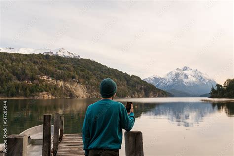 Foto de Joven contemplando el paisaje de los lagos y montañas durante