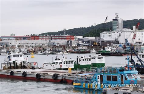 인천 연안부두에 정박한 배들 연합뉴스