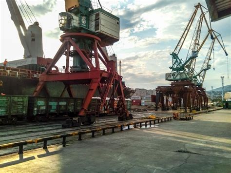 Vagões carregados no porto passagem de carros sob a torre Foto Premium