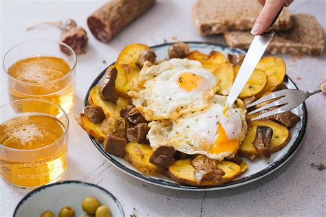 Huevos Rotos Con Patatas Y Boletus Edulis En Conserva