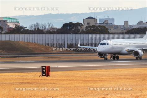 空港の滑走路を走る飛行機の写真素材 222342044 イメージマート