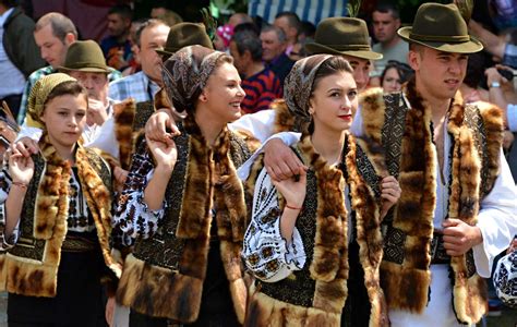 Tarian Beruang Tradisi Rai Tahun Baharu Di Romania Kosmo Digital