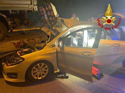 Incidente A Lodi Famiglia Si Schianta In Auto Contro Un Mezzo Agricolo