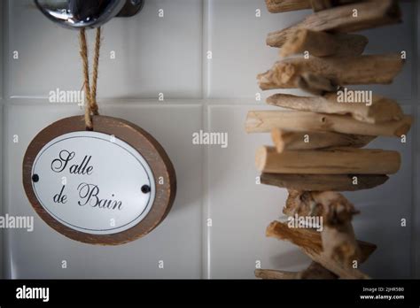 Plaque De Salle De Bain Et Guirlande En Bois Flott Stock Photo Alamy