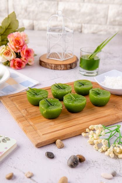 Premium Photo | Kue lumpang pandan or kue ijo kue ijo is a traditional green cake and is small ...