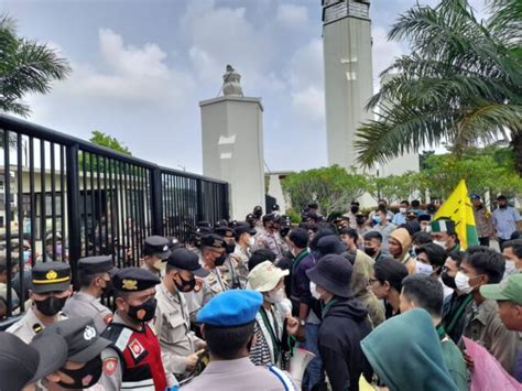 Mahasiswa Beri Gubernur Banten Rapor Merah