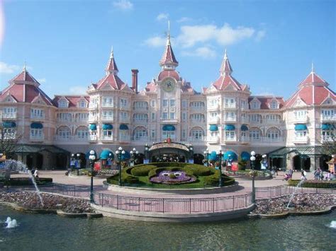 The World Visit: Disneyland Paris Hotels