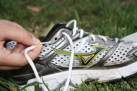 Cómo atarse apropiadamente los cordones del zapato