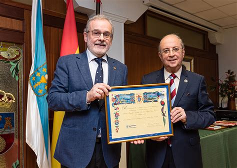 El Rector Recoge El Reconocimiento Del Centro Gallego De Santander A La