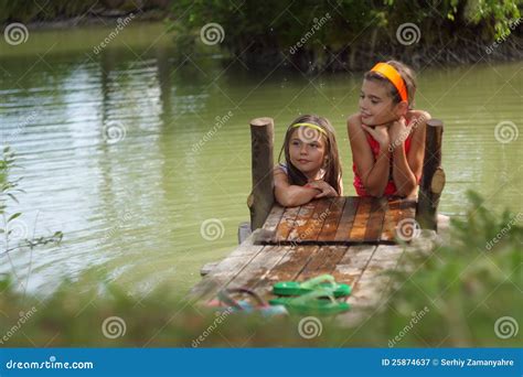 Deux Petites Filles Jouant Dans Le Lac De Ferme Image Stock Image Du