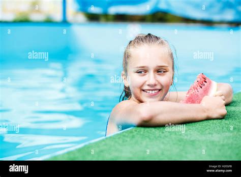 Schöne Junge Mädchen Entspannung Im Schwimmbad Mit Scheibe Wassermelone