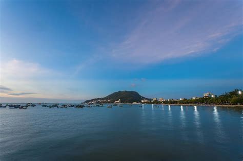 Vista aérea da cidade de vung tau belo pôr do sol e tantos barcos