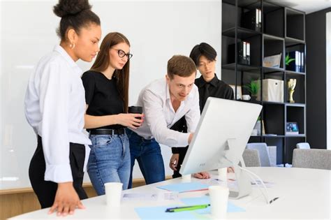 Un Joven Equipo De Desarrolladores Est Estudiando Su Trabajo En Una