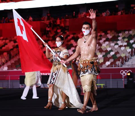 3度目の五輪も、上半身裸 トンガのテカテカ旗手「とても名誉」 東京オリンピック：朝日新聞デジタル