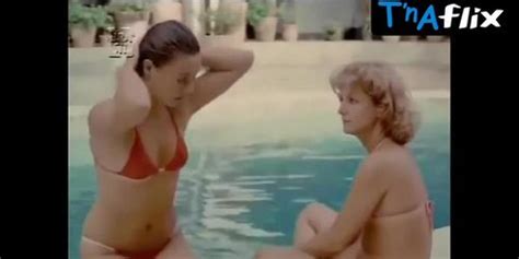 Matilde Mastrangi Lesbian Bikini Scene In Erotica A Femea Sensual Tnaflix