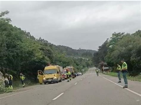 HERIDO CAMIONERO EN LLANES Herido Leve Un Camionero Tras Volcar Con