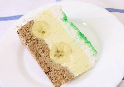 Plazma torta sa bananama gde je donji sloj od plazma keksa i čokolade a