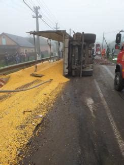 Accident In Bihor Un Tir Cu Porumb S A Rasturnat Soferul A Trebuit