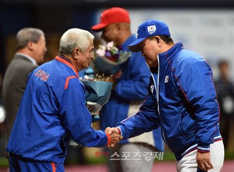 포토 축하 꽃다발 받는 김인식 감독