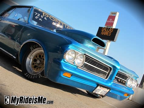 1964 Pontiac GTO Speeds Up While Drag Racing | MyRideisMe.com