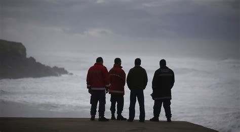 Cova Gala Entre O Rio E O Mar Pequena Embarca O Naufraga A