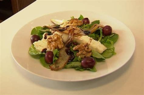 Salat Der Saison Mit Gebackenem Ziegenk Se Birne Und Walnuss