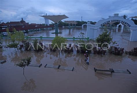 Mesjid Agung Kesultanan Banten Dilanda Banjir Antara Foto