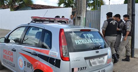 G Professor E Aluno Brigam Dentro De Sala De Aula Em Escola Da