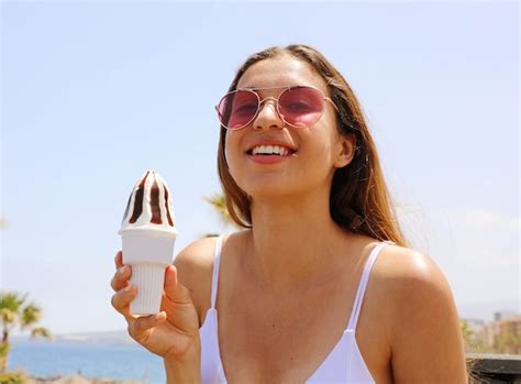 Premium Photo Smiling Beautiful Woman With Sunglasses On The Beach