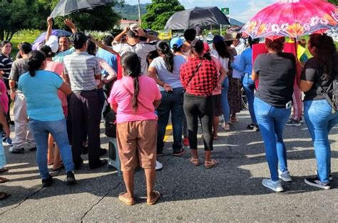 Bloquean carretera libre México Acapulco padres de familia de una