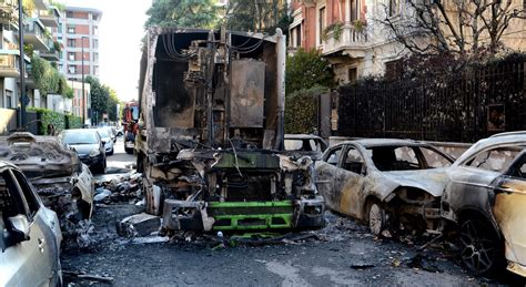 Milano Camion Dei Rifiuti Prende Fuoco In Fiamme Le Auto Parcheggiate