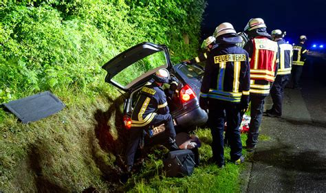 Porta Westfalica Auto Landet Im Graben