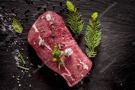 Vista De Ngulo Alto De Carne Cruda Asada Sazonada Con Hierbas Y